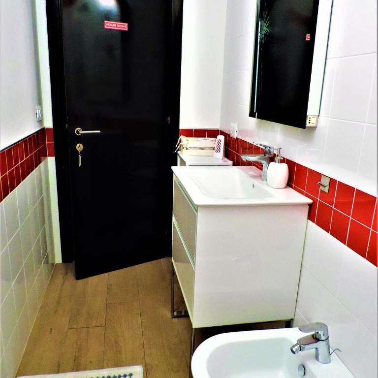 Cattaneo 19 Rooms - Camera Matrimoniale Standard con Bagno in Comune - 12
