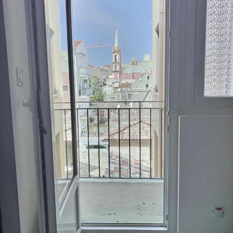 Calvi T2 climatisé, wifi, centre-ville, à proximité plage, commerces, taxi & gare, vue plage & montagne - Appartement 1 Chambre - 9