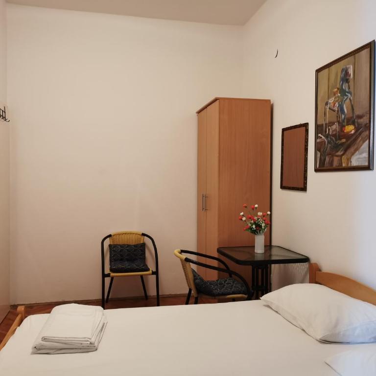 Zemunella Guest House - Standard Double Room with Shared Bathroom - 2