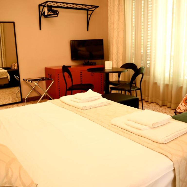 Due Cani - Family Room with Bathroom - 2