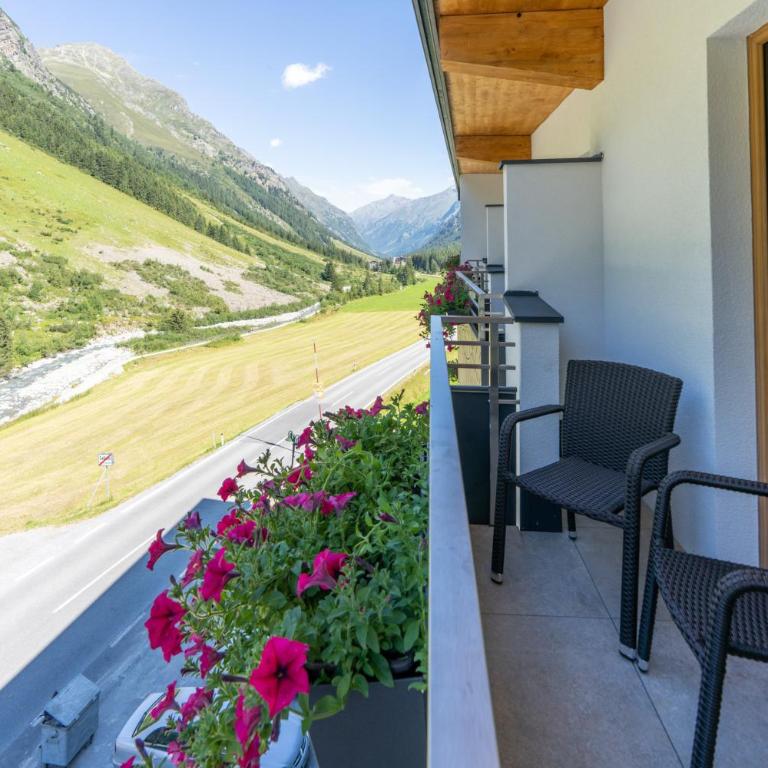 Hotel Gundolf - Doppelzimmer mit Bergblick - 2