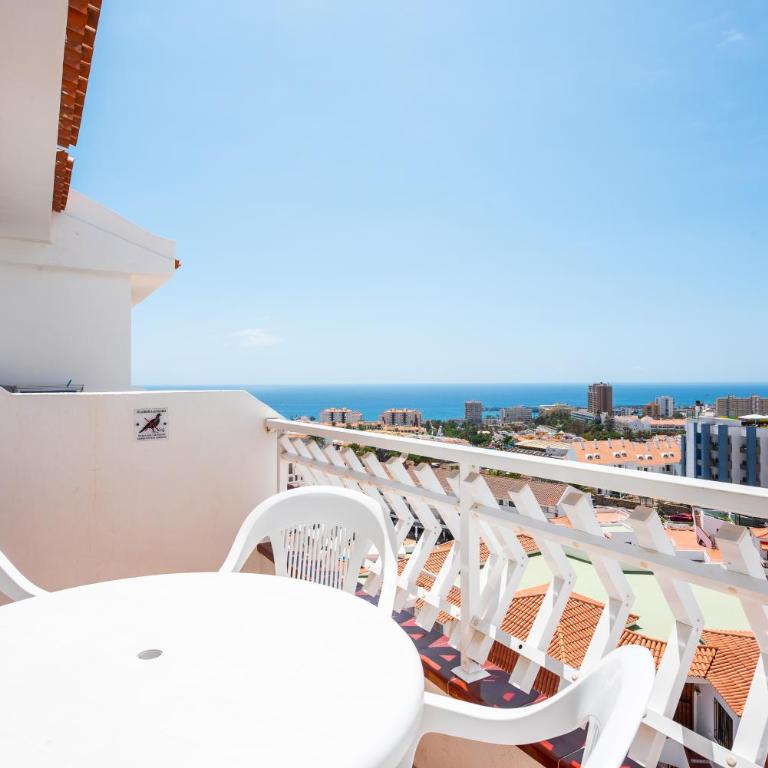 Club Tenerife Apartments - One-Bedroom Sunny Large Apartment with Pool View - 3