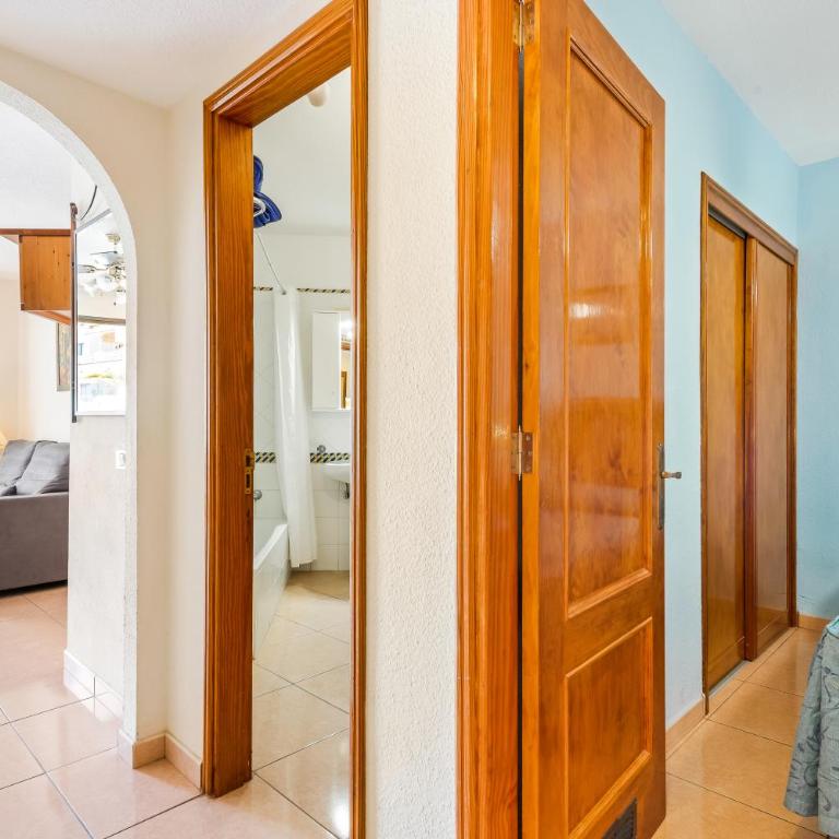 Club Tenerife Apartments - One-Bedroom Sunny Large Apartment with Pool View - 19