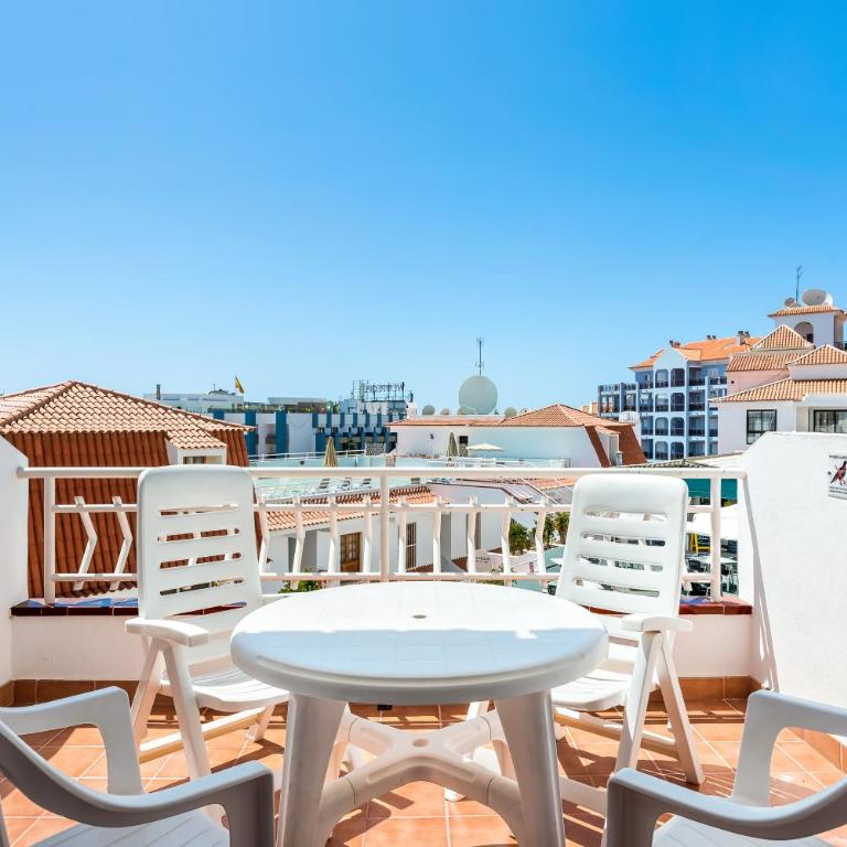 Club Tenerife Apartments - One-Bedroom Sunny Large Apartment with Pool View - 13