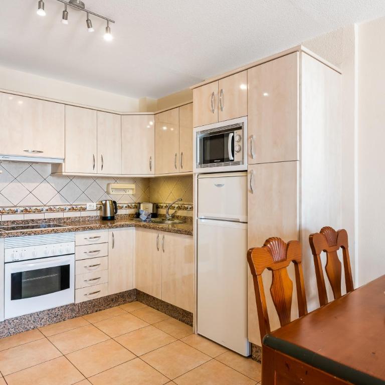 Club Tenerife Apartments - One-Bedroom Sunny Large Apartment with Pool View - 4