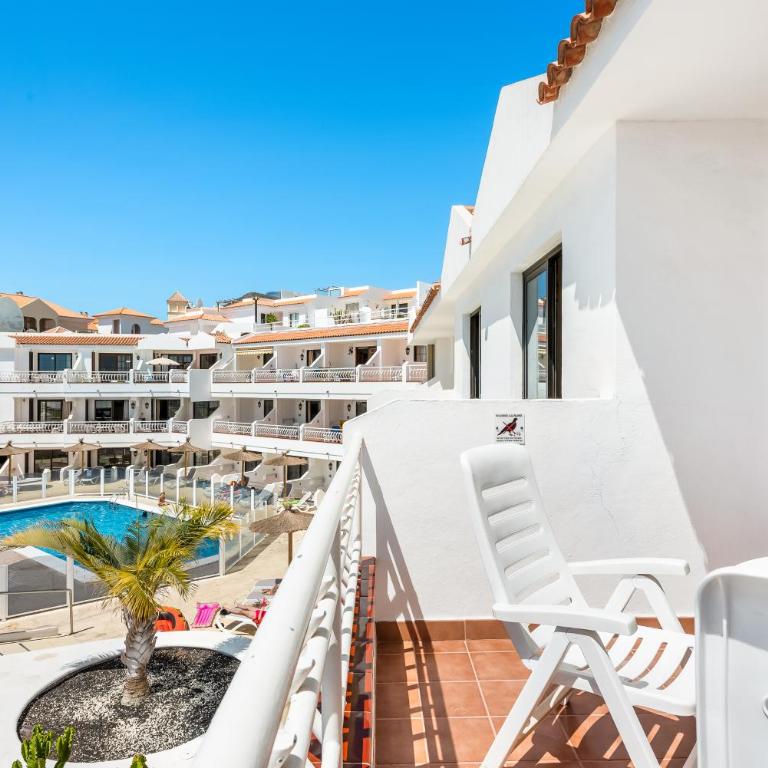 Club Tenerife Apartments - One-Bedroom Sunny Large Apartment with Pool View - 21