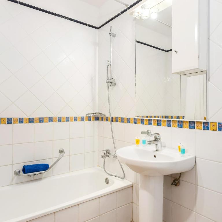 Club Tenerife Apartments - One-Bedroom Sunny Large Apartment with Pool View - 18