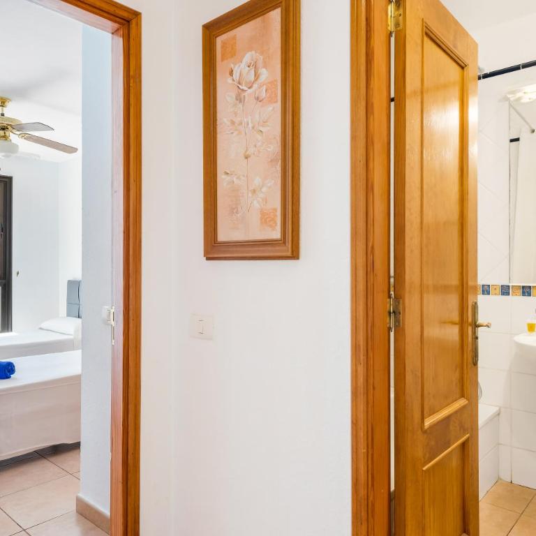 Club Tenerife Apartments - One-Bedroom Large Apartment with Balcony and External View - 17