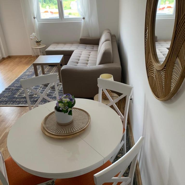 Pinnacle MNE - One-Bedroom Apartment - 1
