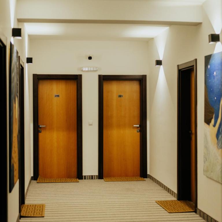 AM Palace - Deluks Dvokrevetna Soba sa Bračnim Krevetom i Balkonom - 6