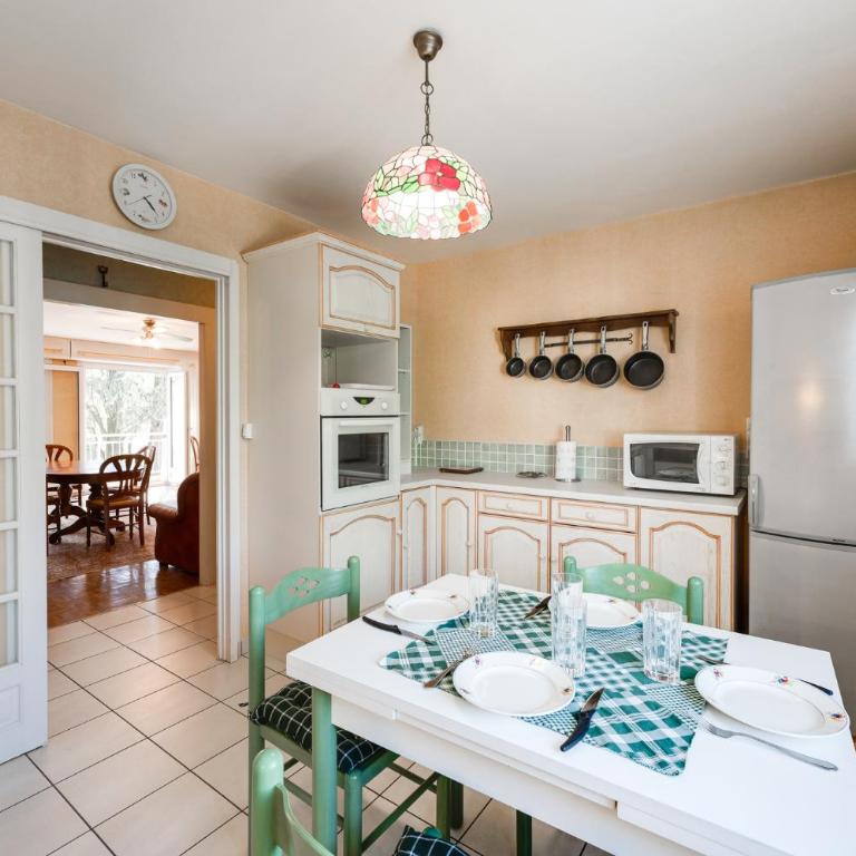 85 m2, calme , parking, centre ville - Appartement 2 Chambres - 12