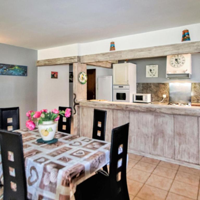 Gorgeous Home In Carpentras - Maison de Vacances 4 Chambres - 5