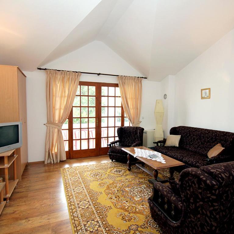 Guesthouse Drašković - Studio with Balcony and Garden View - 1