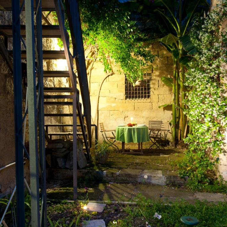 Casa d'Artista Suite & Garden - Family Room with Garden View - 20