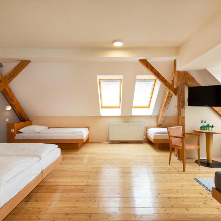 JUFA Hotel Judenburg - Self Check-in - Standard Vierbettzimmer - 9