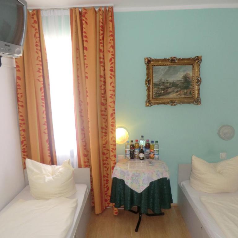Hotel Pension Haydn - Chambre Double - Salle de Bains Commune - 12