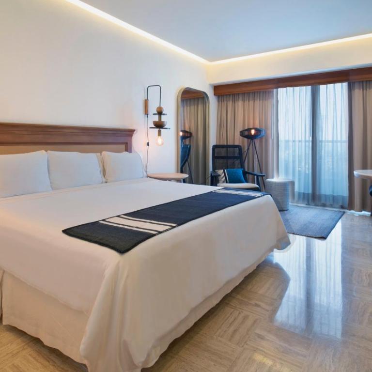 Fiesta Americana Puerto Vallarta All Inclusive & Spa - Habitación Superior con cama extragrande y vista parcial al mar - 5