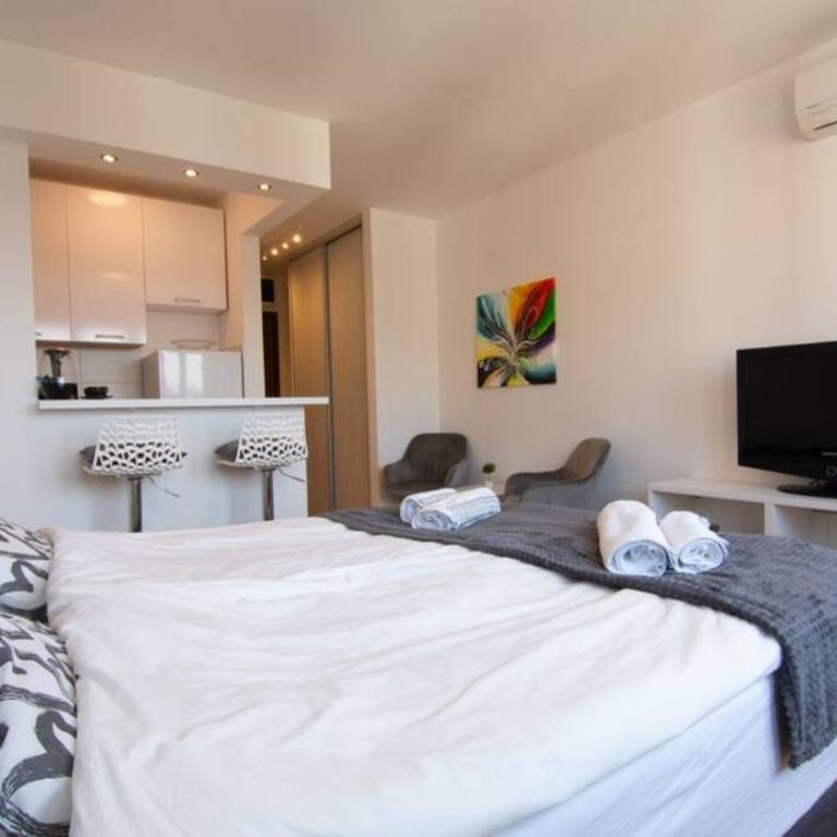 A Blok New Modern - Free garage parking, comfortable, quiet with a park view - Studio Apartman - 14