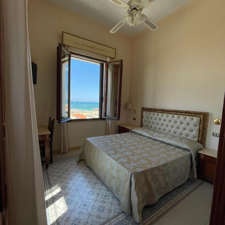 Villa Tina Hotel - Camera Matrimoniale con Vista Mare - 4