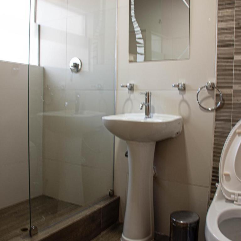 Refugio Ecológico Arequipa - Habitación con cama extragrande y bañera de hidromasaje - 13