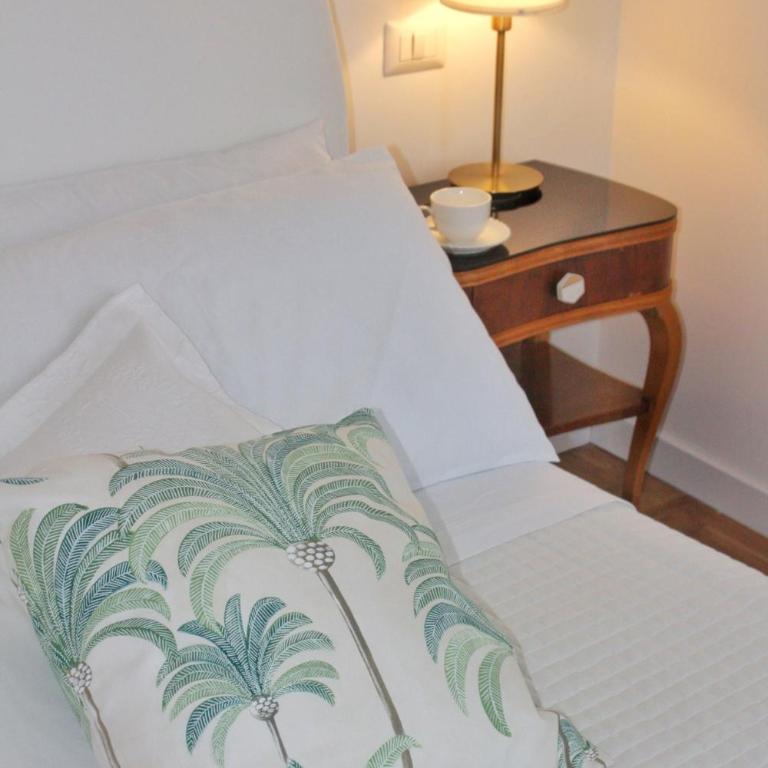Elicriso Suites - King Suite with Balcony - 19