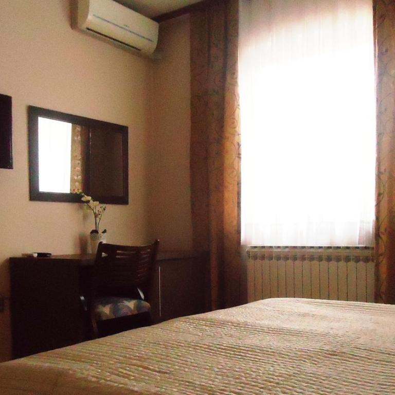 Hotel Divan - Standardna Dvokrevetna Soba sa Bračnim Krevetom/Zasebnim Krevetima - 14