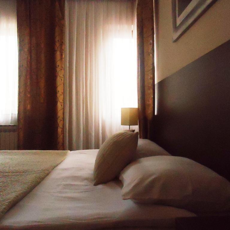 Hotel Divan - Standardna Dvokrevetna Soba sa Bračnim Krevetom/Zasebnim Krevetima - 38