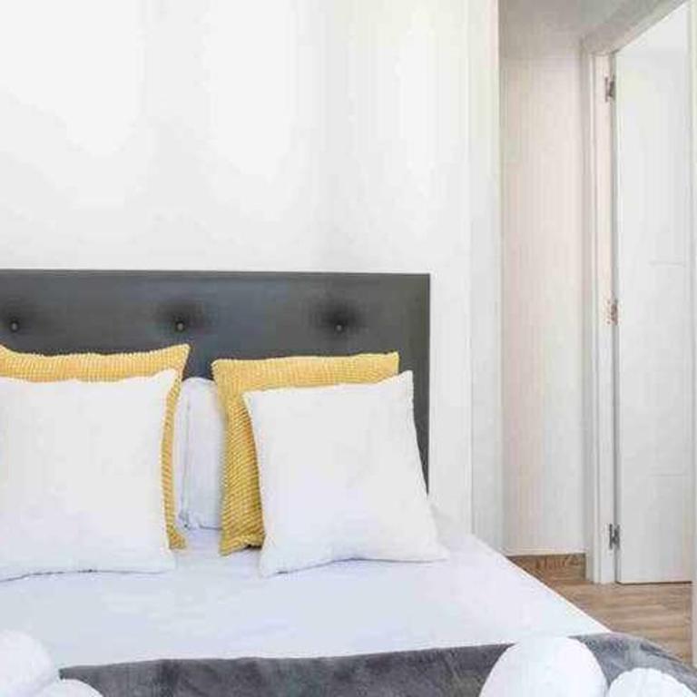 Apartamentos Alcazaba - Three-Bedroom Apartment - High Floor - 5