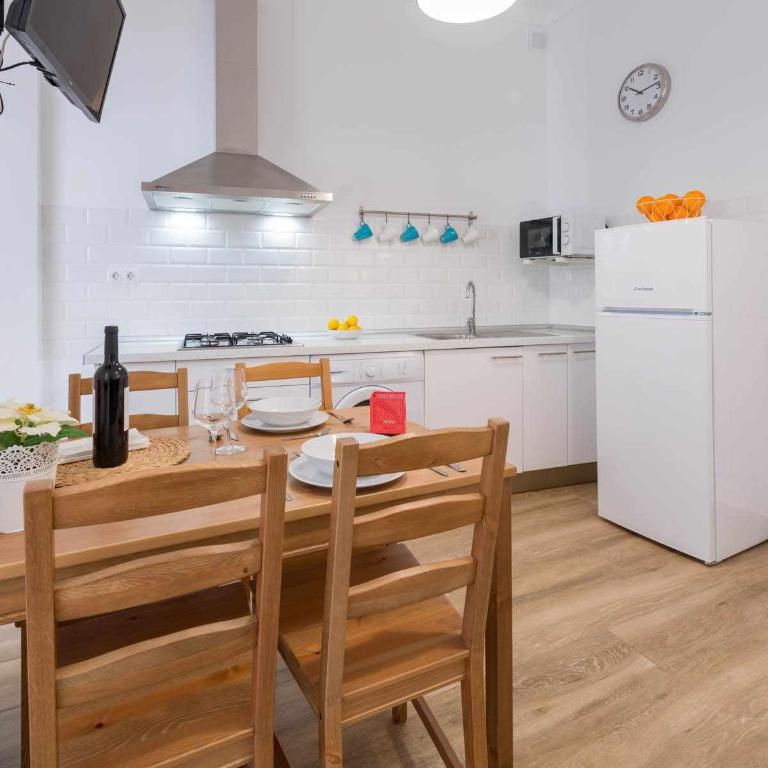 Apartamentos Alcazaba - Three-Bedroom Apartment - High Floor - 8