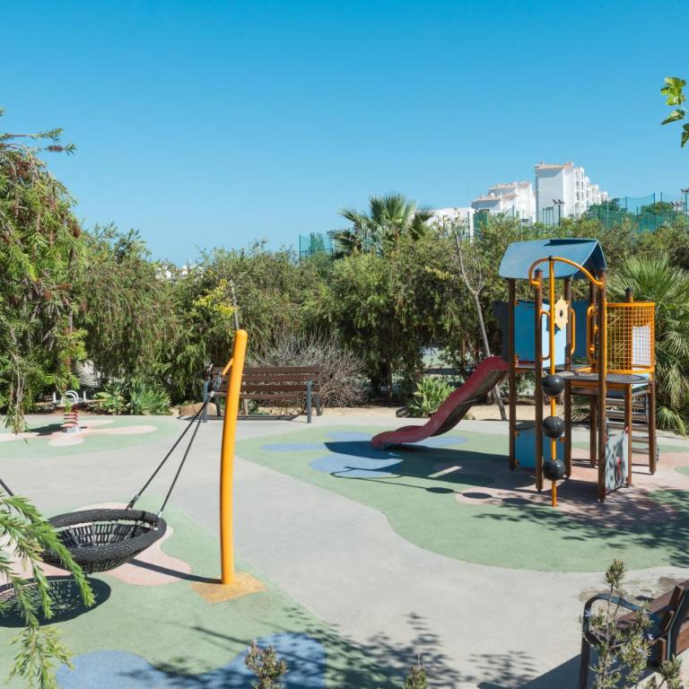 Escape to Estepona - Two-Bedroom Apartment - 38