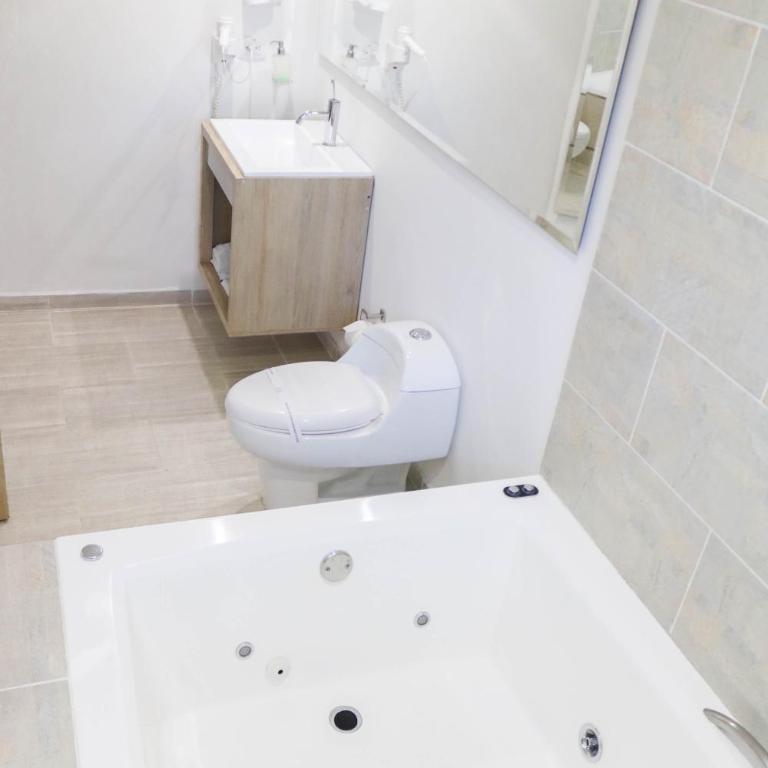 Hotel Boutique Laureles Medellin (HBL) - Suite Deluxe - 8