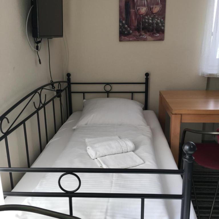 Pension Alis Augsburg - Camera Matrimoniale con Letto Supplementare - 6