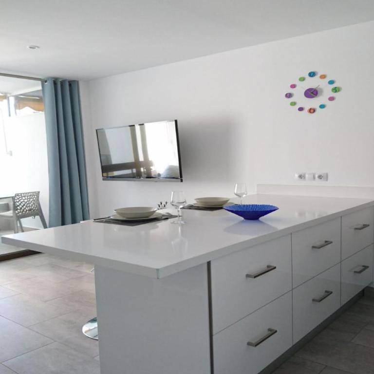 Las Arenas - apartamento moderno con vistas al mar y WiFi veloz de fibra óptica - One-Bedroom Apartment - 19