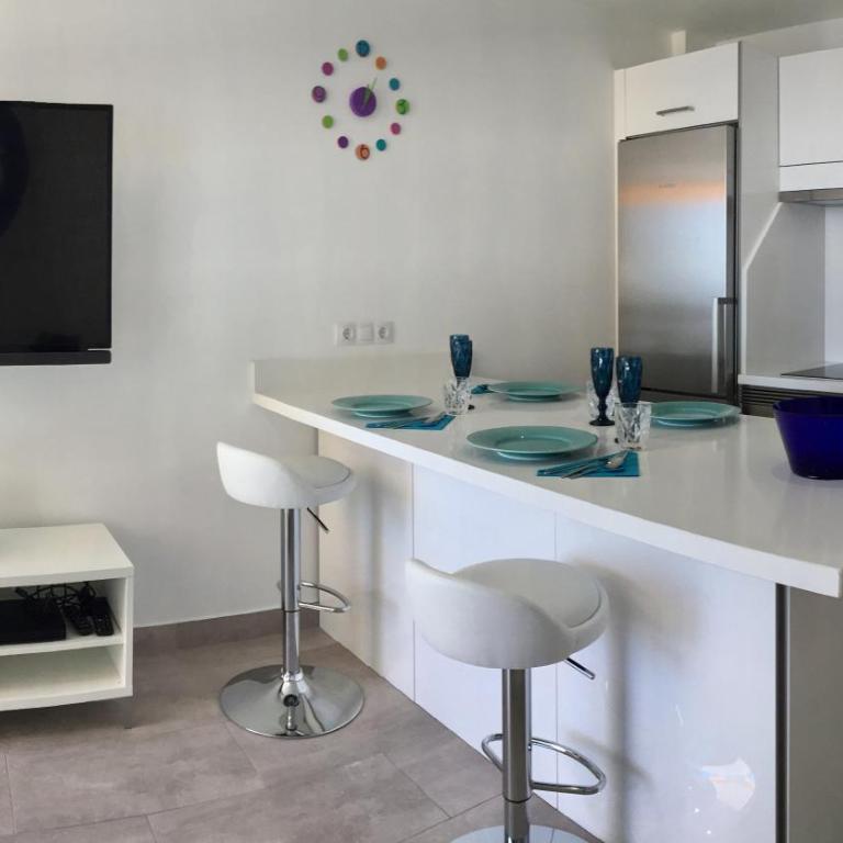 Las Arenas - apartamento moderno con vistas al mar y WiFi veloz de fibra óptica - One-Bedroom Apartment - 17
