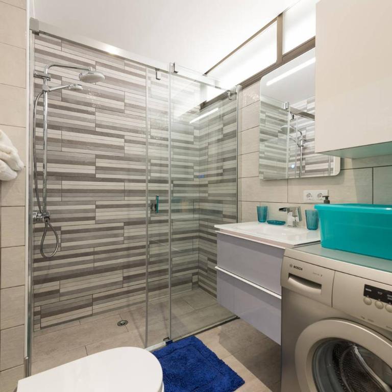 Las Arenas - apartamento moderno con vistas al mar y WiFi veloz de fibra óptica - One-Bedroom Apartment - 21