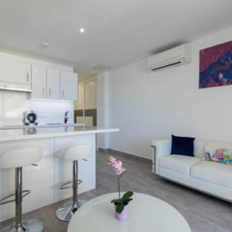 Las Arenas - apartamento moderno con vistas al mar y WiFi veloz de fibra óptica - One-Bedroom Apartment - 13