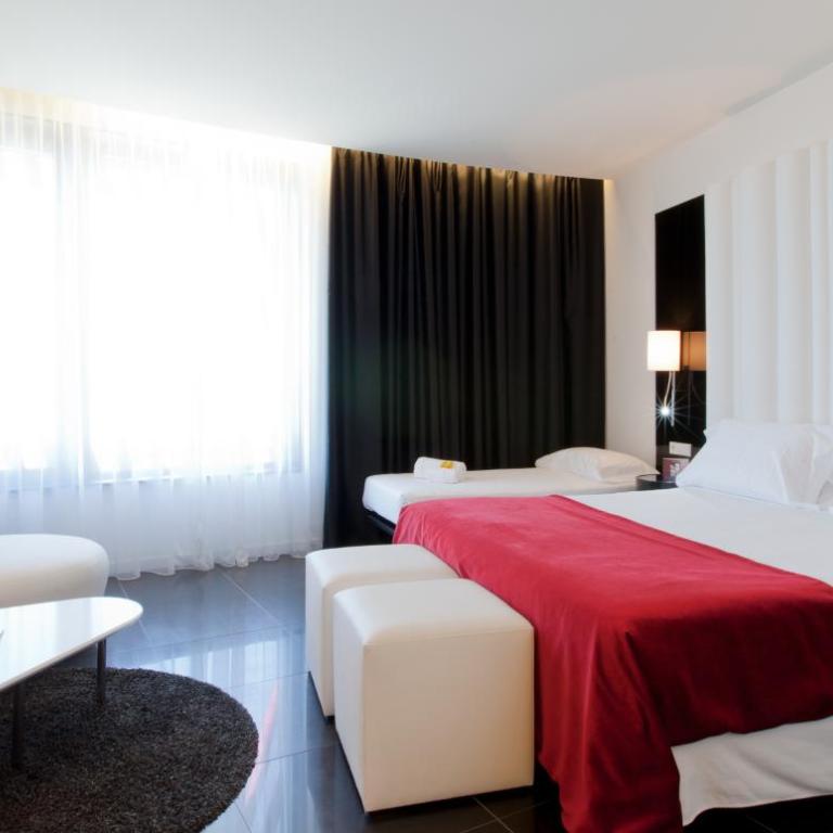 Hotel Porta Fira 4* Sup - Habitación Doble Superior con 1 cama supletoria - 1 o 2 camas (2 adultos + 1 niño) - 1