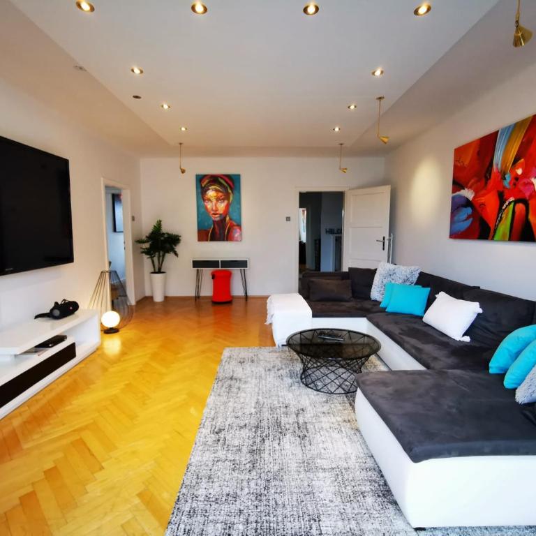 Charmante Zentrumswohnung mit Balkon und 80 zoll TV - Apartment mit 1 Schlafzimmer - 2