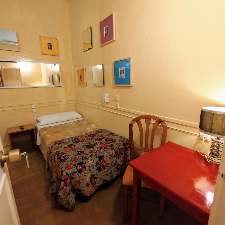 Hostal La Fontana - Single Room with Shared Bathroom - 4