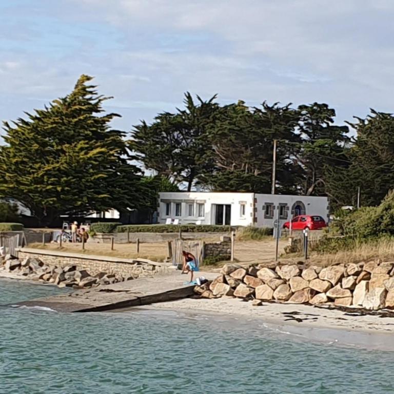 villa les pieds dans l eau - Three-Bedroom House - 1