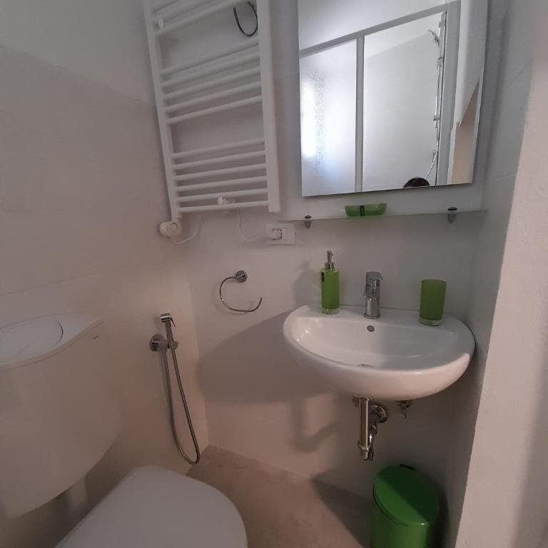 NICHOLISA Apartment - Wifi kitchen and AC - Two-Bedroom Apartment with City View - 26