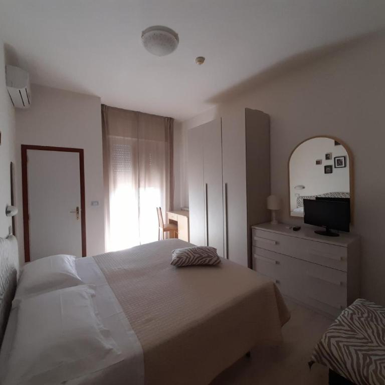 Hotel Tirrenia - Camera Matrimoniale/Doppia con Letti Singoli - 5