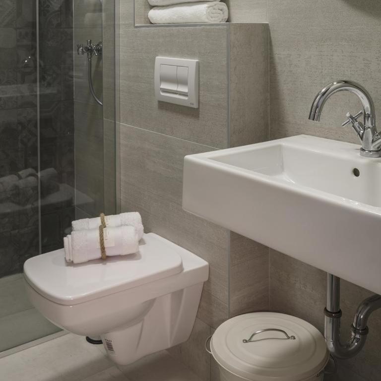 Savamala b&b - Standardna Dvokrevetna Soba sa Bračnim Krevetom - 1