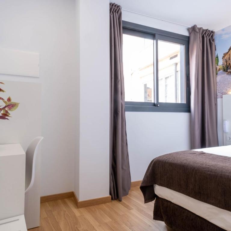 Hotel BESTPRICE Girona - Habitación Individual Deluxe - 3