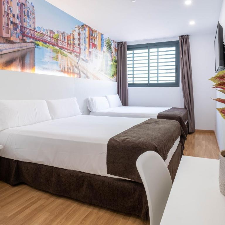 Hotel BESTPRICE Girona - Habitación Familiar Deluxe - 1