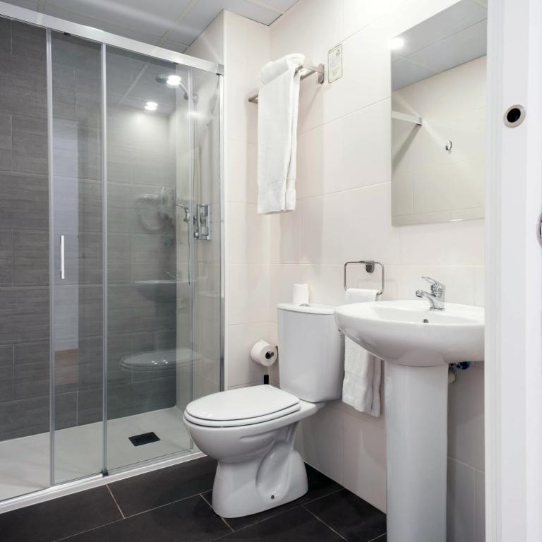 Hotel BESTPRICE Girona - Habitación Familiar Superior - 4