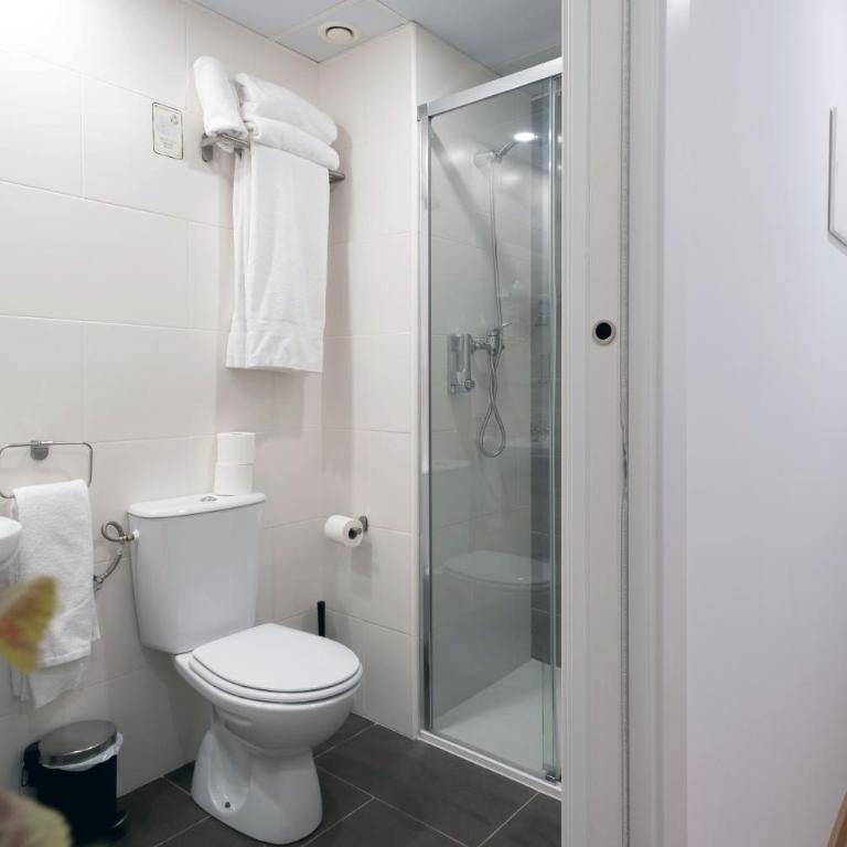 Hotel BESTPRICE Girona - Habitación Familiar Deluxe - 3