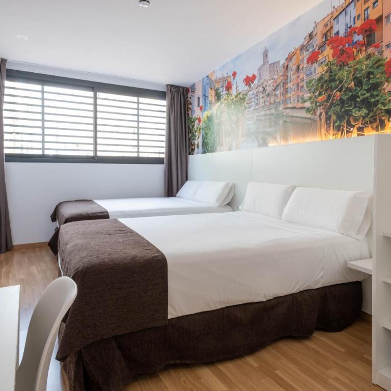 Hotel BESTPRICE Girona - Habitación Familiar Deluxe - 2