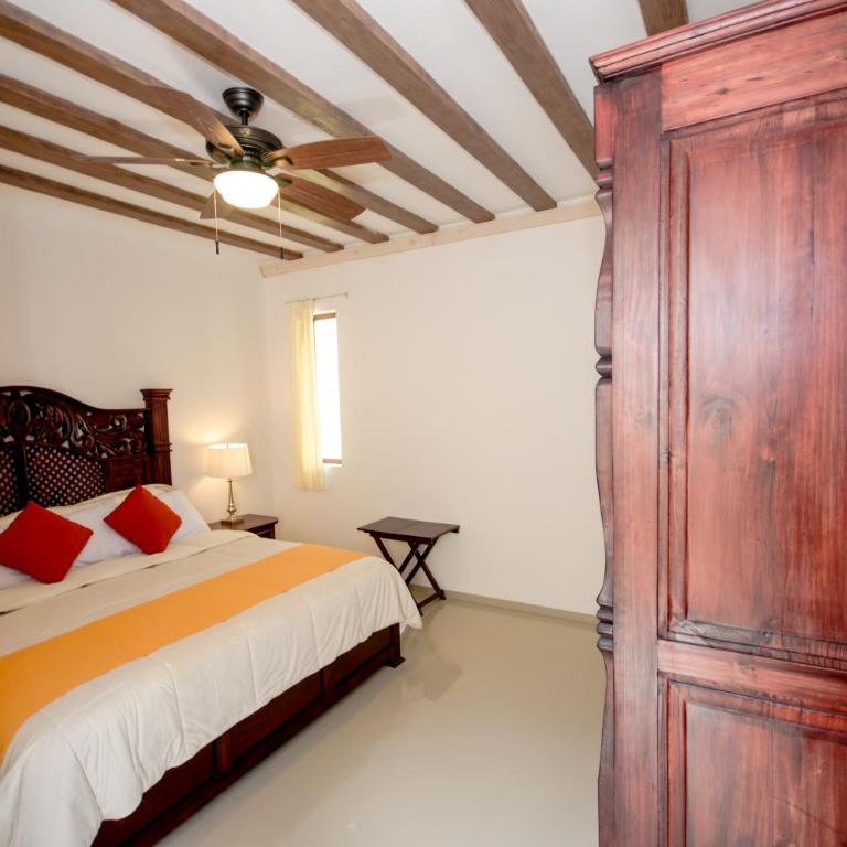 Casa San Roque Valladolid - Habitación con cama extragrande. - 6