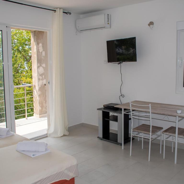 Bay Leaf Apartments - Studio Apartment - 12